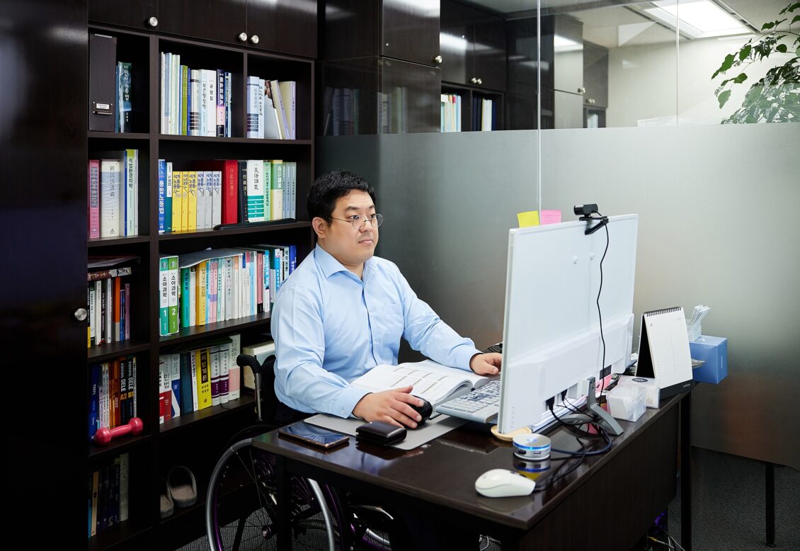 이성준 변호사가 진지한 모습으로 업무를 하고 있는 모습