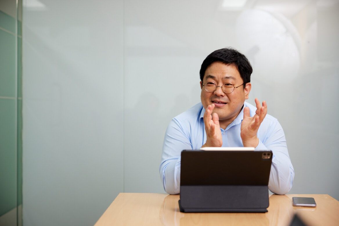 이성준 변호사가 업무 이야기를 하는 모습