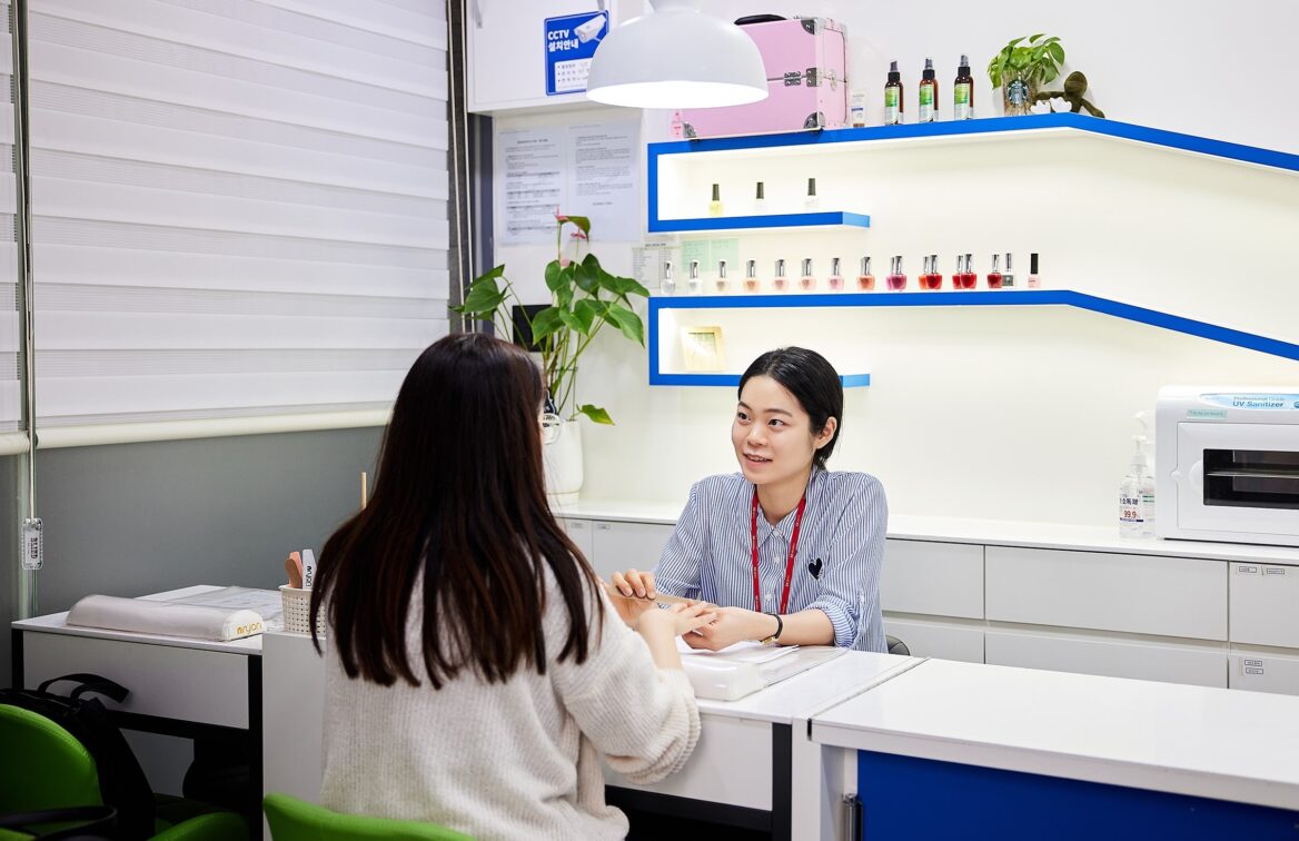 김아론 네일아티스가 고객과 함께 네일 상담을 하고 있는 모습