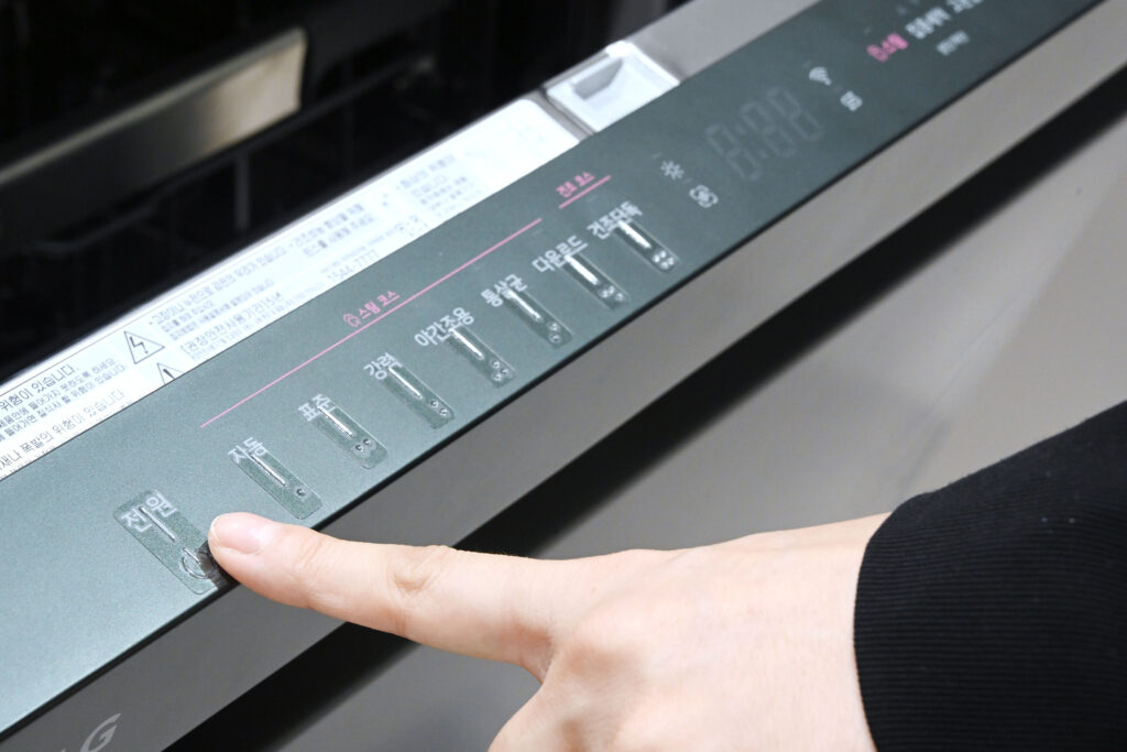 시각장애인들이 쉽게 사용할 수 있는 공용 '점자 스티커' / 사진. 엘지전자