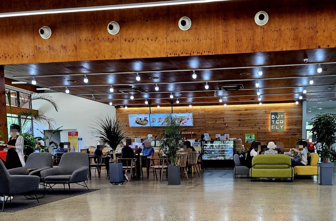 더운 여름 방문자센터에서 시원하게 즐길 수 있는 카페로 여러명의 사람들이 음료를 마시고 있는 사진