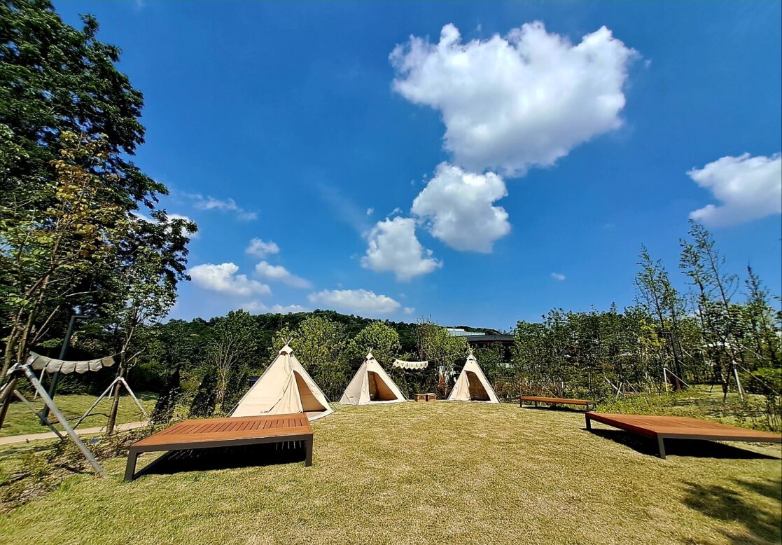 수목원 곳곳에 휴식을 취할  수 있는 작은 텐트가 마련되어 있는 사진