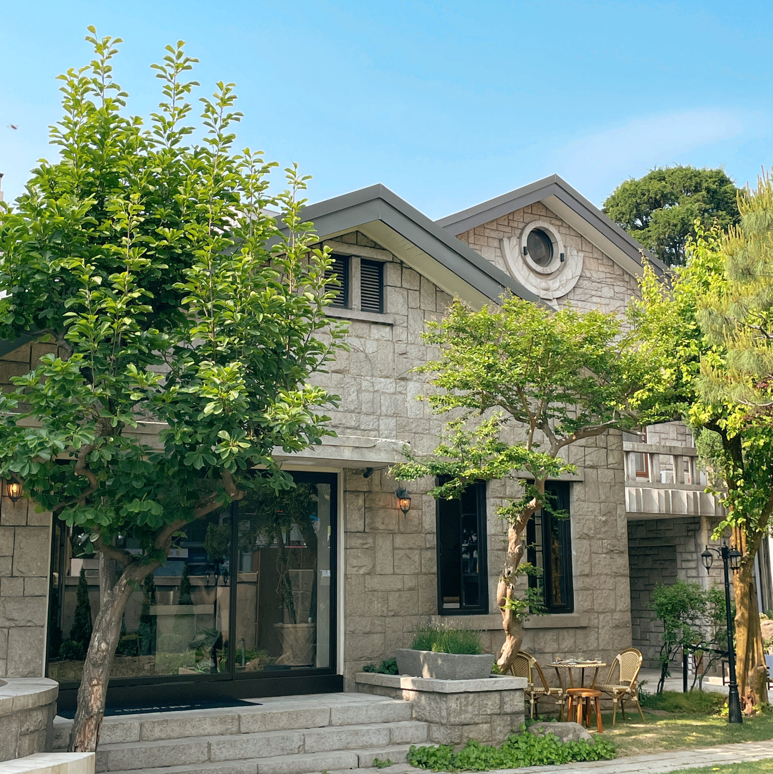 장충동에 위치한 카페로 유럽 스타일의 분위기가 느껴진다.