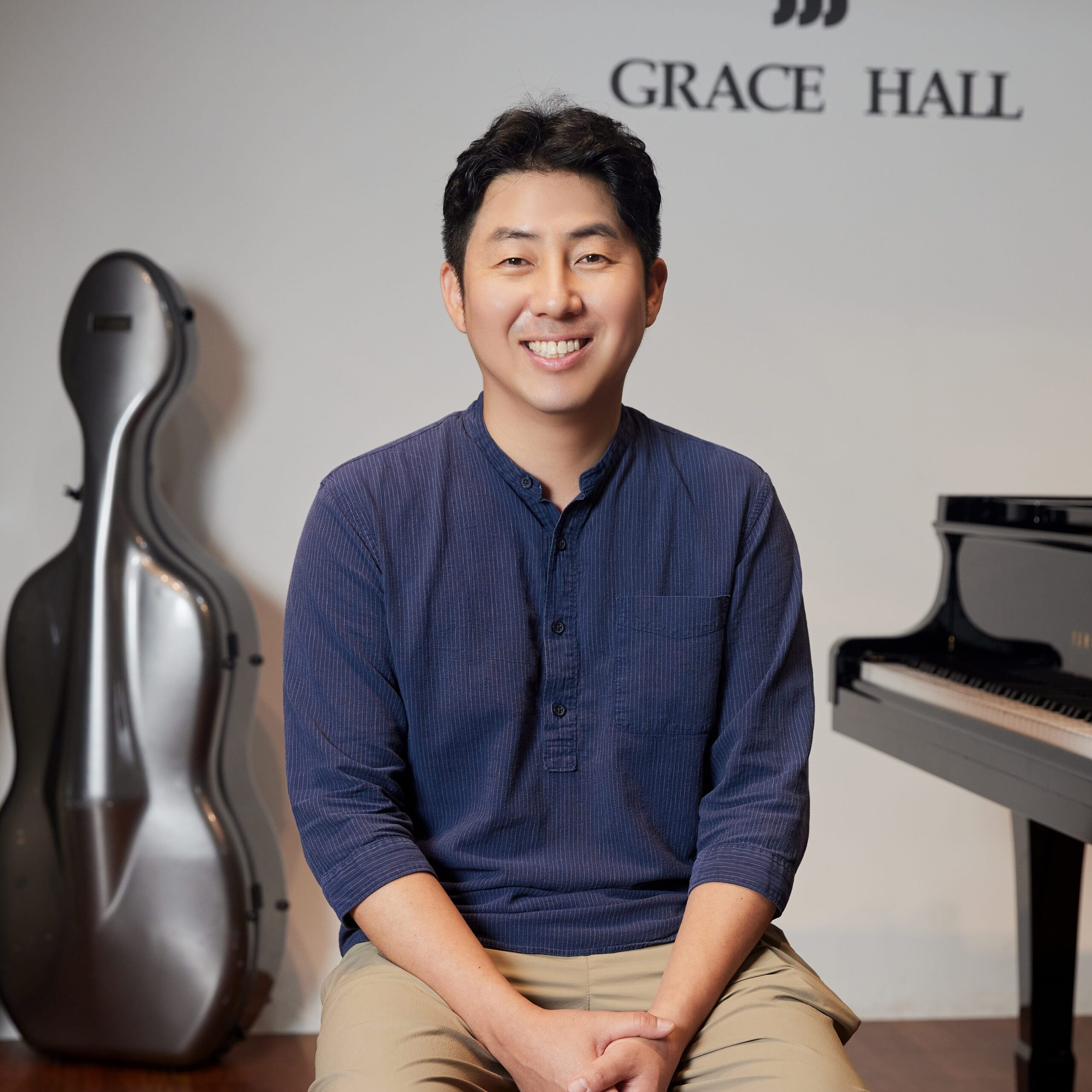 황종완 파트장이 정면을 바라보며 미소짓는 사진