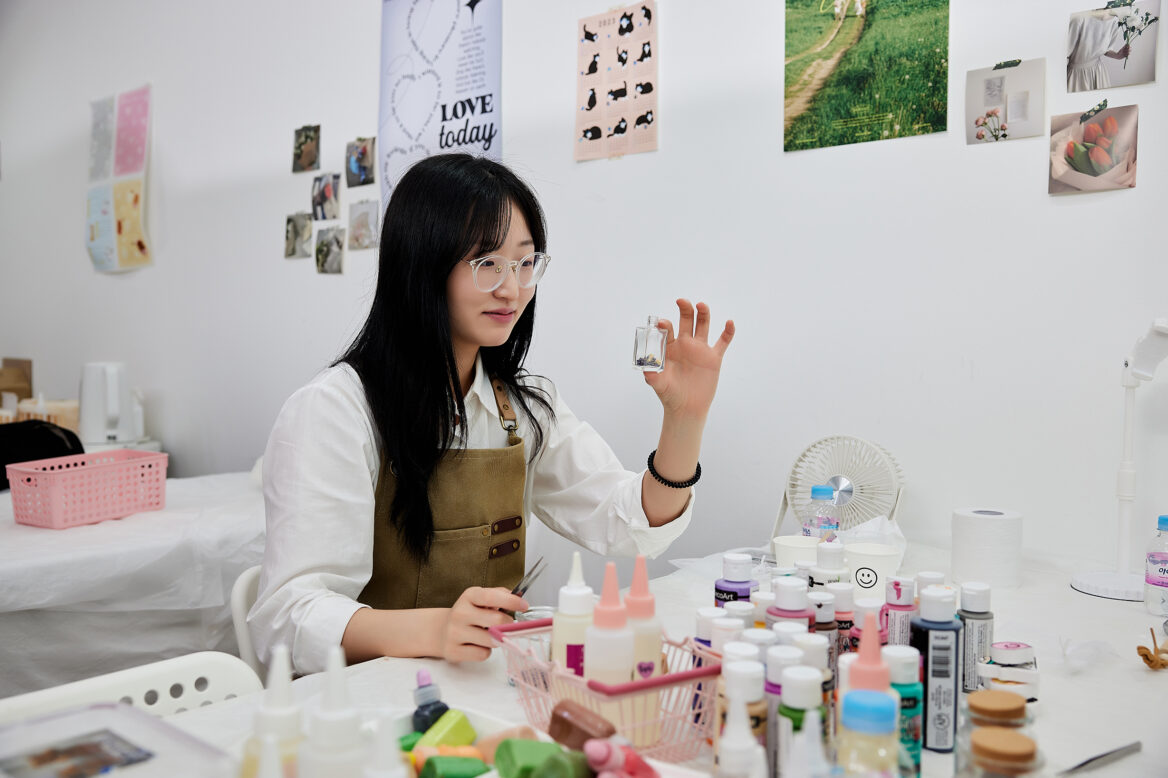 정진실 주임이 석고방향제의 핵심인 향을 고르고 있는 사진