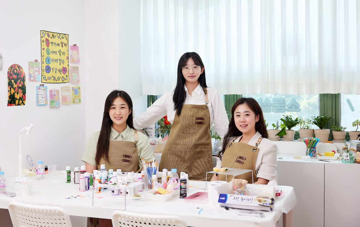 석고방향제를 만들기 위해 공방을 찾은 김은서, 정진실 주임과 김혜지 교사(왼쪽부터) / 하얀 커튼을 배경으로 책상에는 귀여운 캐릭터들이 놓여있다.