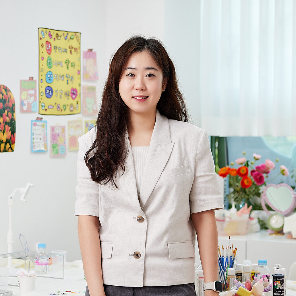 김혜지 교사가 정면을 바라보며 미소짓는 사진