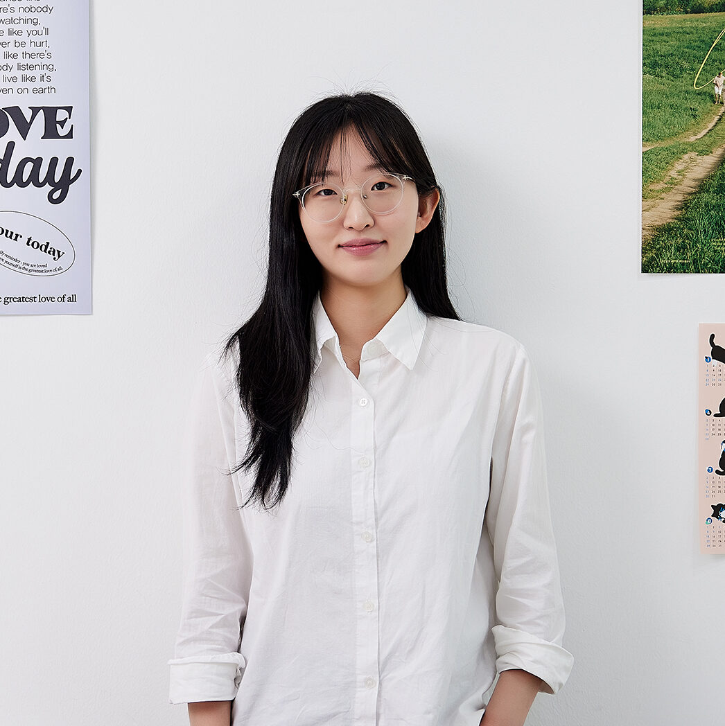 정진실 주임이 정면을 바라보며 미소짓는 사진