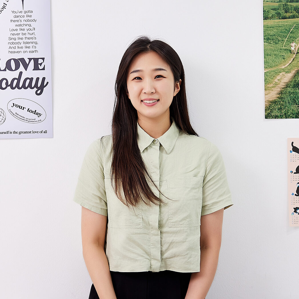 김은서 주임이 정면을 바라보며 미소짓는 사진