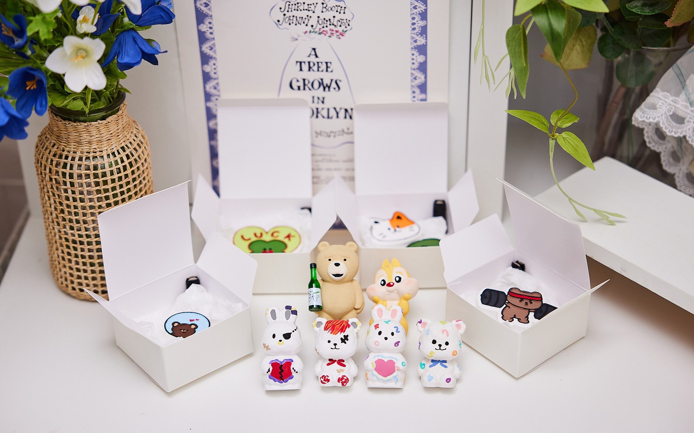 토끼, 곰돌이 등 귀여운 캐릭터들로 완성된 세 사람의 석고방향제 사진