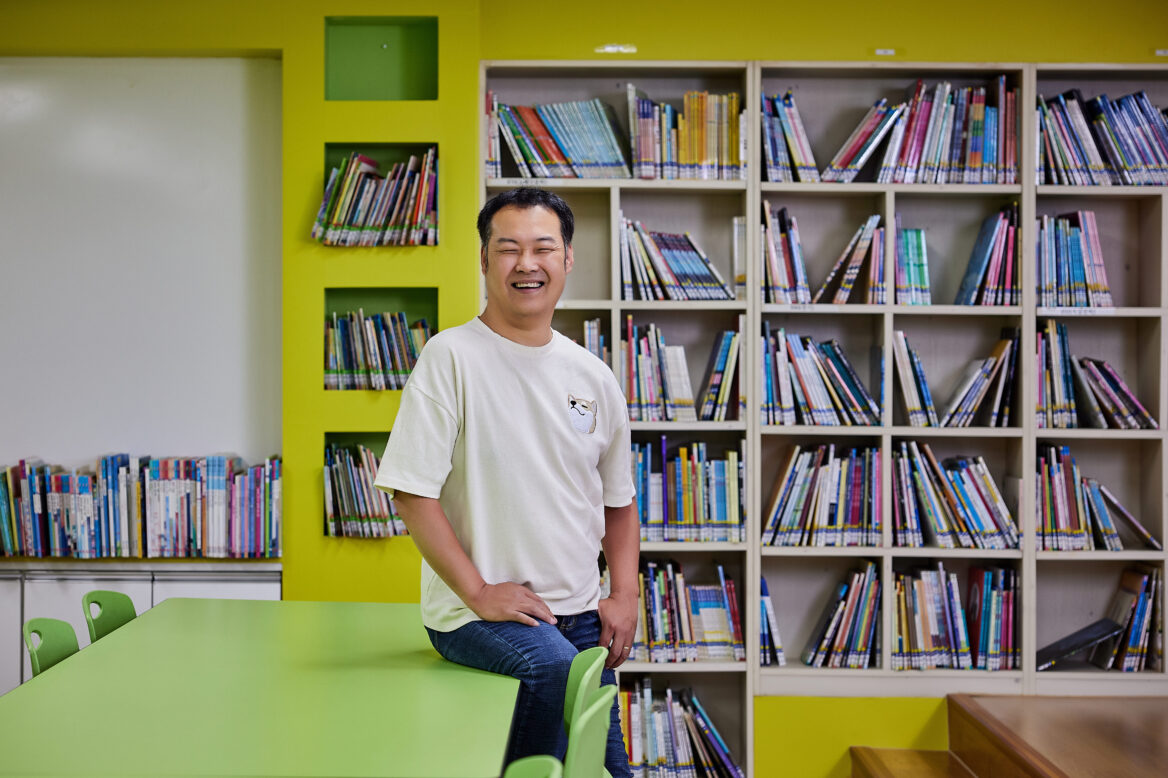 대통령상을 수상 받은 인천부원초등학교 강제길 사서 실무사가 정면을 바라보며 환하게 웃는 사진