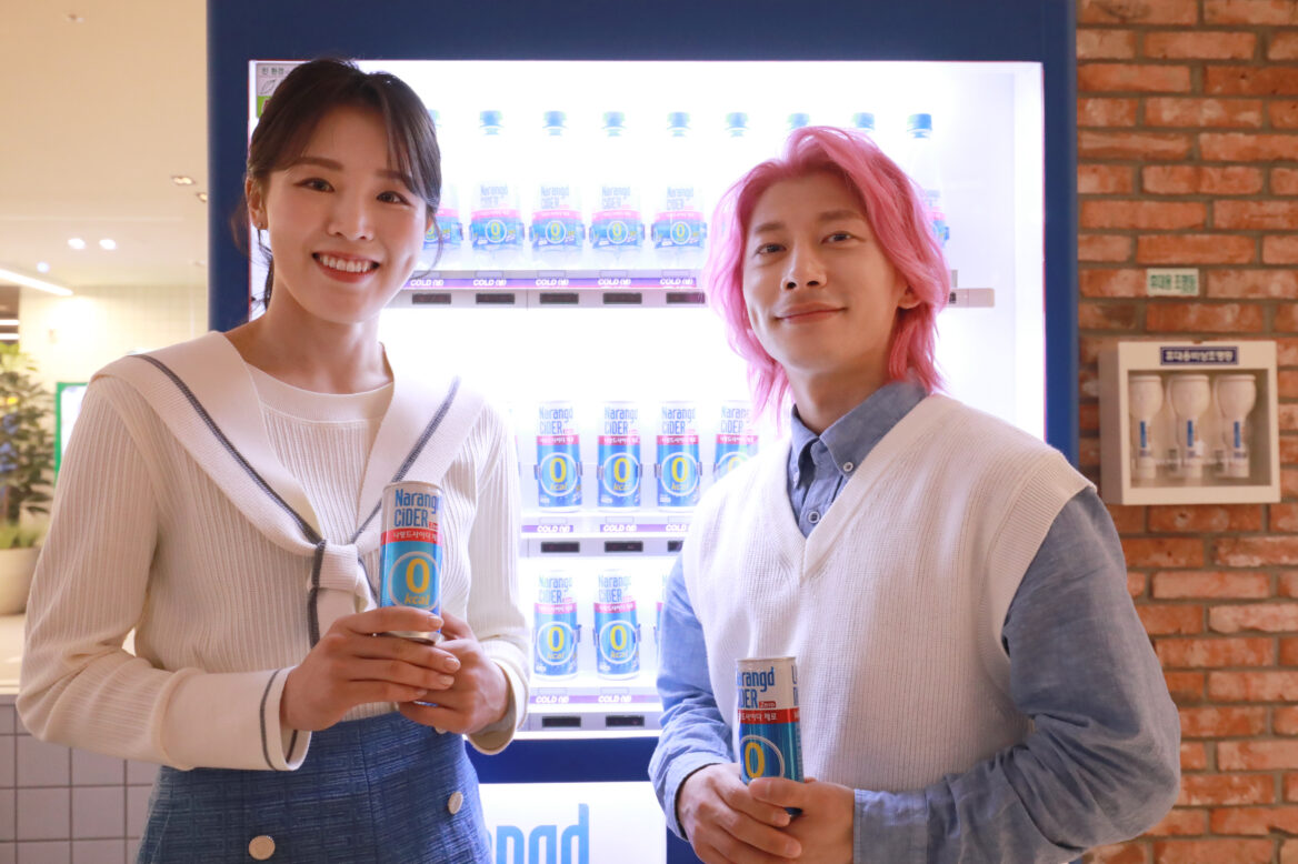 쇼트트랙 국가대표 김아랑, 곽윤기 선수가 제로 음료를 들고 있는 사진