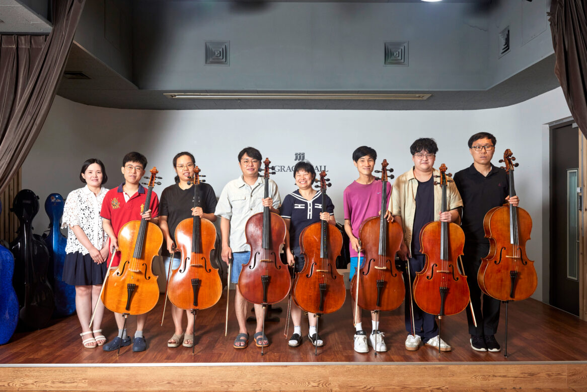 첼로를 들고 미소를 짓고 있는 게임회사 최초의 장애인 연주단원들 사진