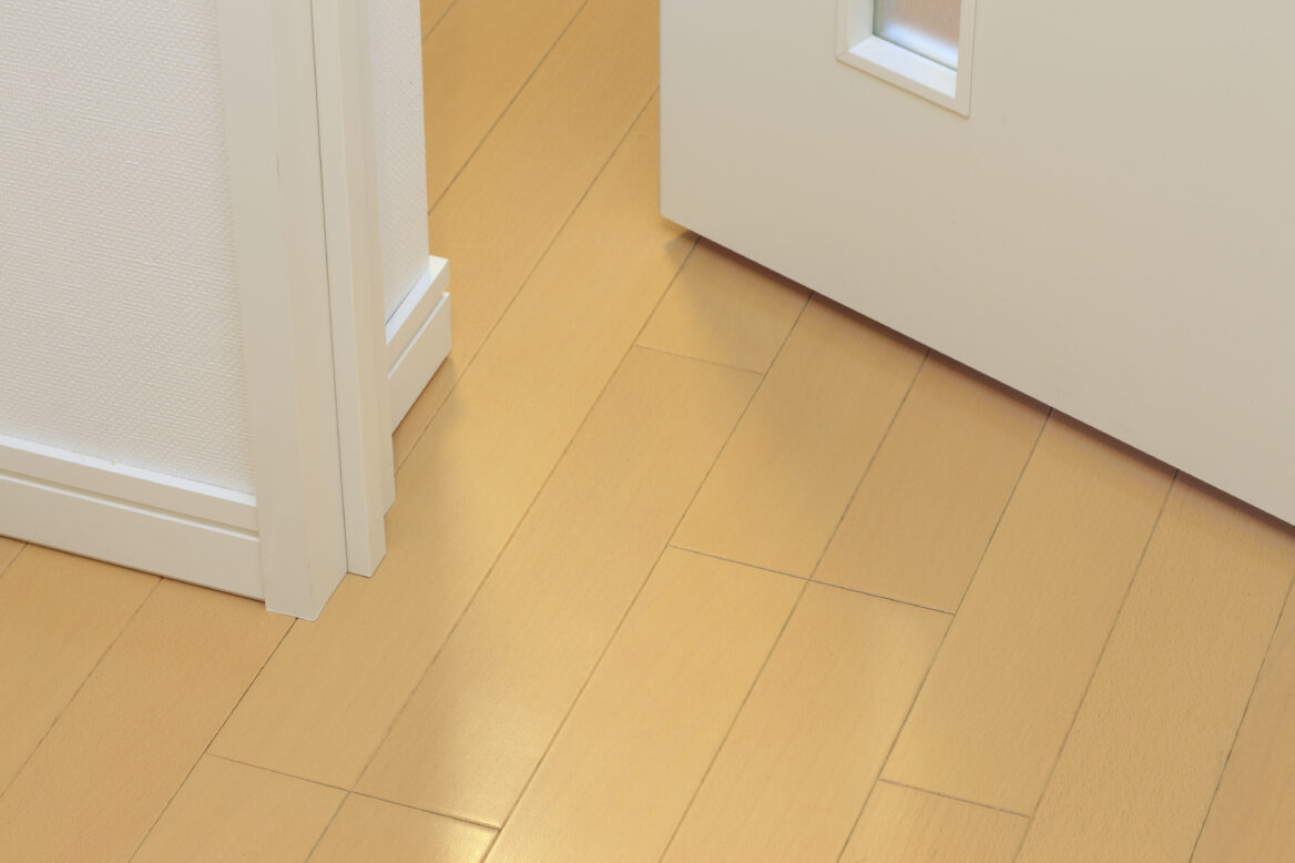 문지방에 문턱이 없는 사진.으로, 장애인, 비장애인, 노인 등 모두가 편리하다.