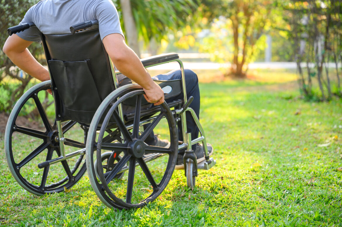 한명의 장애인 남성이 휠체어를 타고있는 사진
