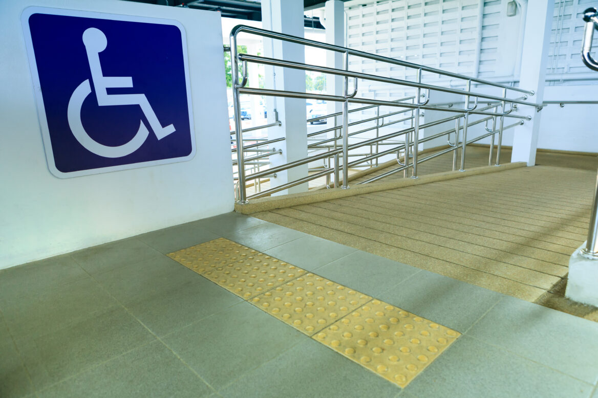 휠체어 심볼이 있고 장애인, 비장애인, 유모차, 노인 등 모두가 편리하게 이용할 수 있는 길 사진