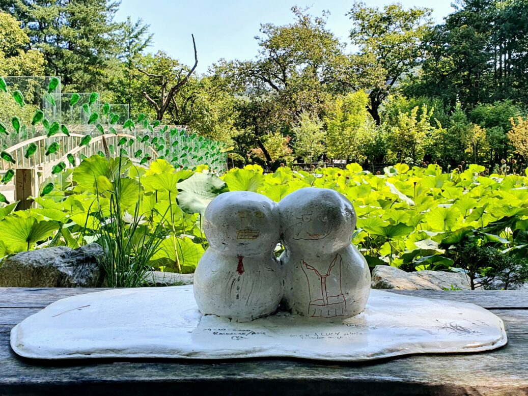 드라마 겨울연가 포토존으로 눈사람 두 개가 있는 사진