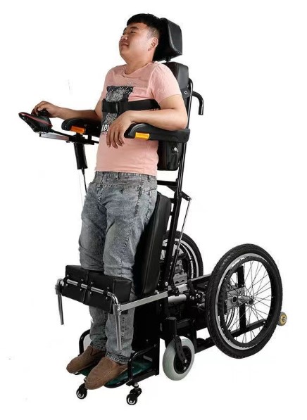 리모콘 조작으로 쉽게 눕거나 설 수 있는 ‘기립형 전동 휠체어’ 
/ 출처. 에쓰더블유 글로벌