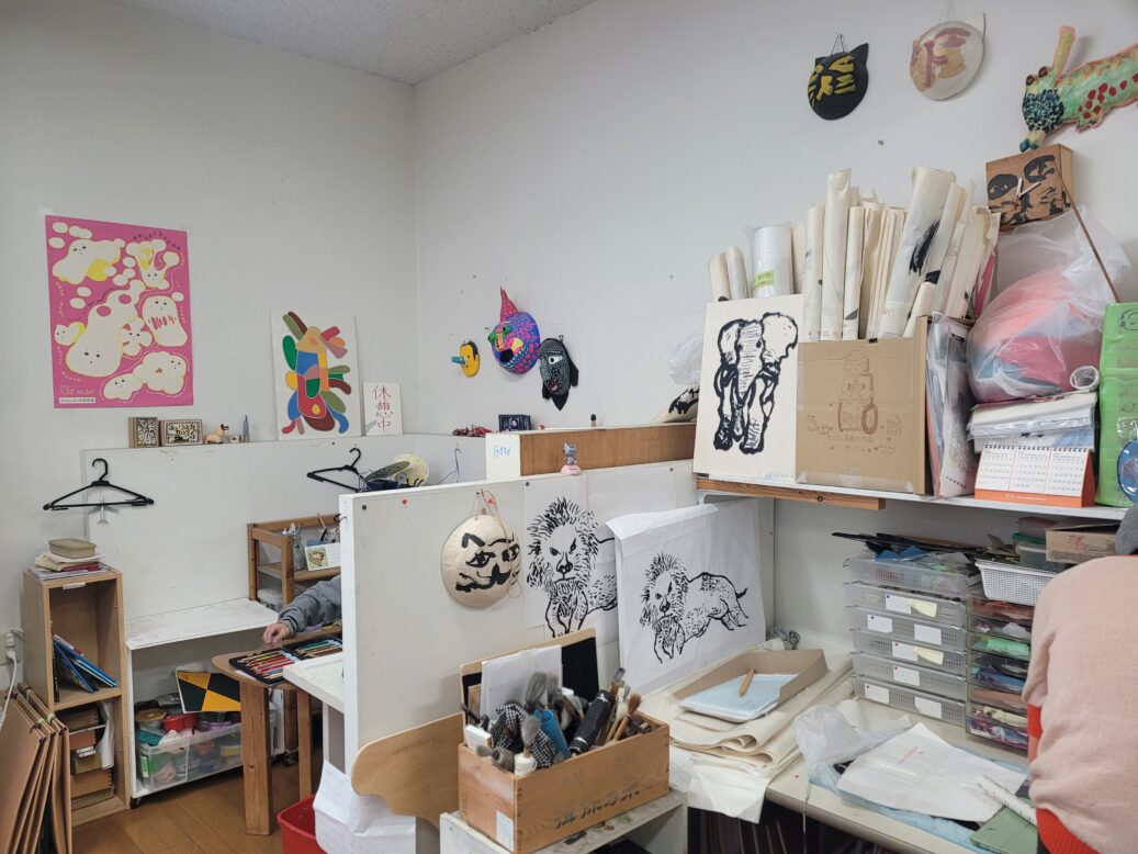 하나아트센터 작업공간으로 사자, 코끼리 등의 그림이 벽면에 그러져 있다.