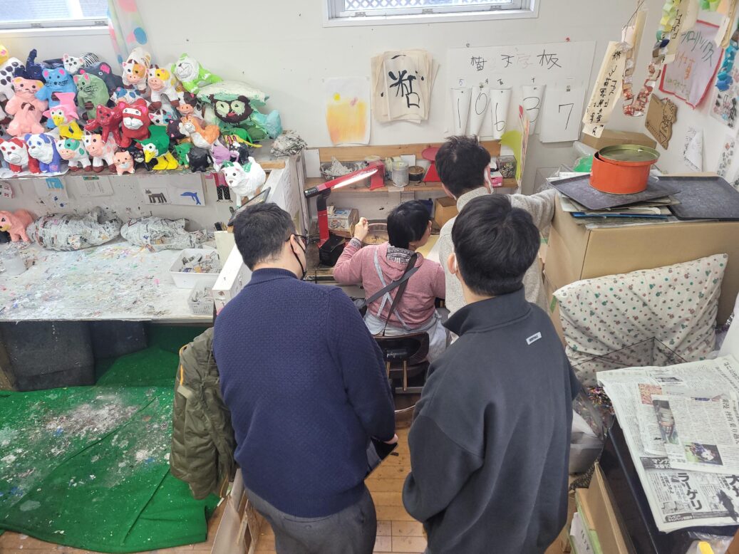 하나아트센터에서 일하는 장애인 근로자 네 명이 그림을 그리고 있다.