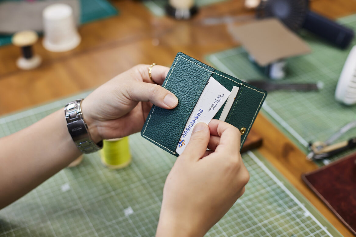 완성된 명함카드지갑 사진 청록 두개, 에토프 하나