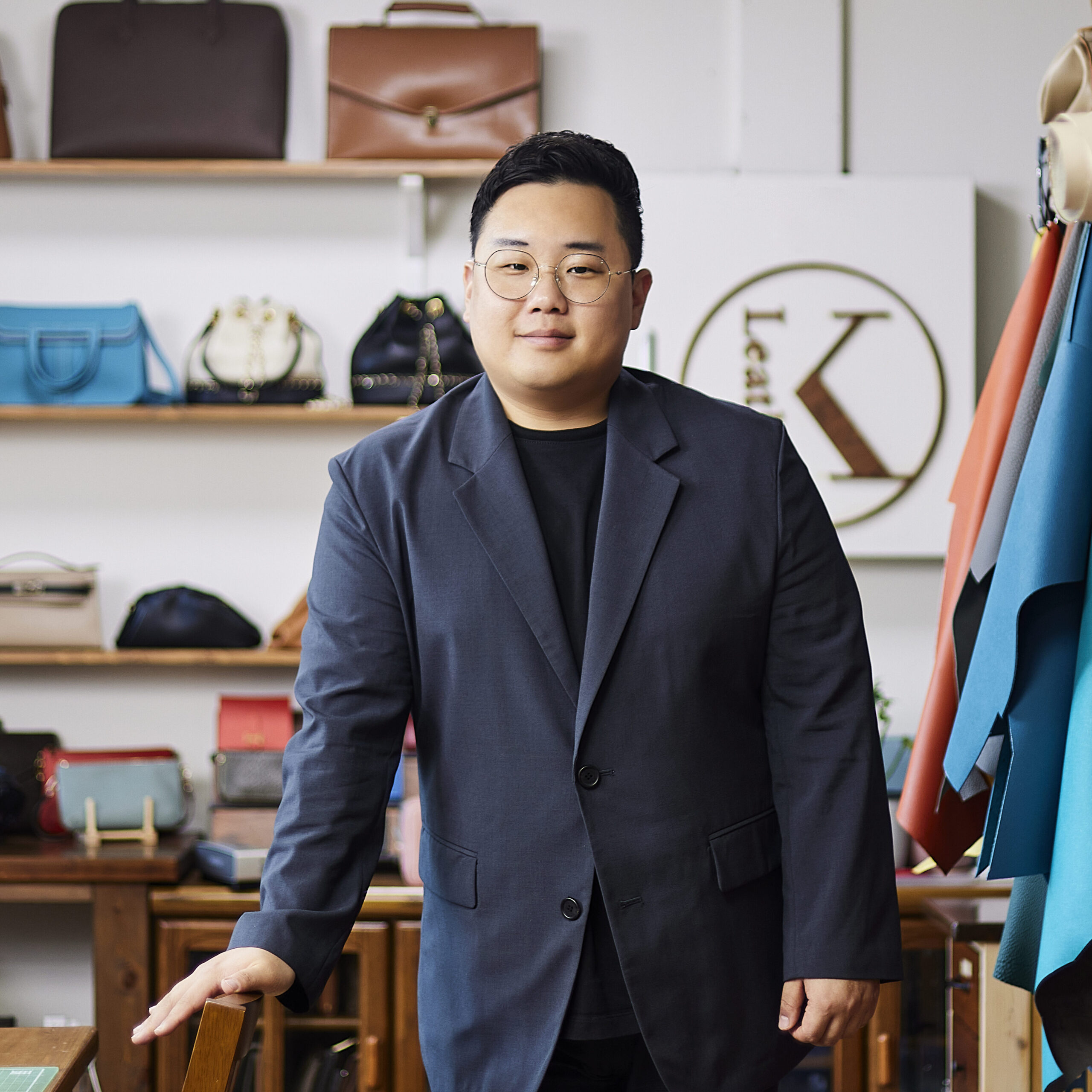 신성식 과장이 정면을 바라보며 미소짓는 사진