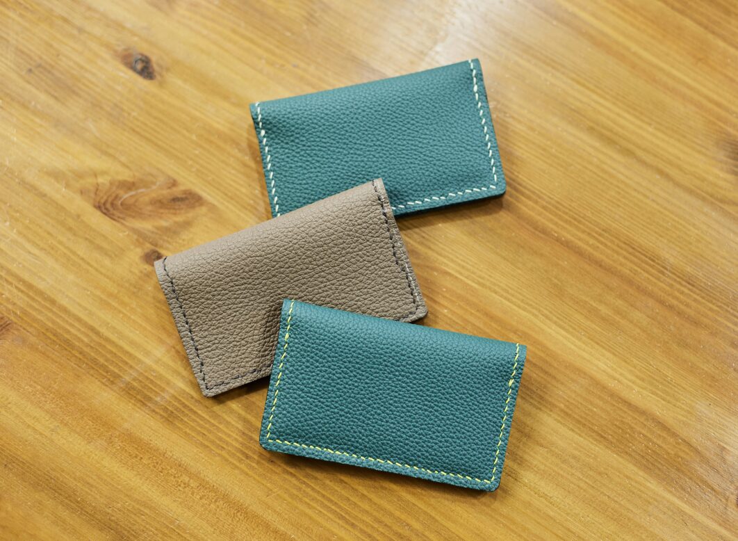 완성된 명함카드지갑 사진 청록 두개, 에토프 하나