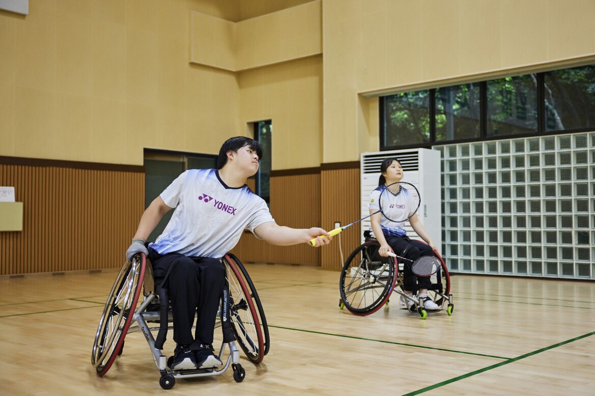 이공이사 파리 패럴림픽 출전을 위해 열심히 연습하고 있는 휠체어 배드민턴 선수들
