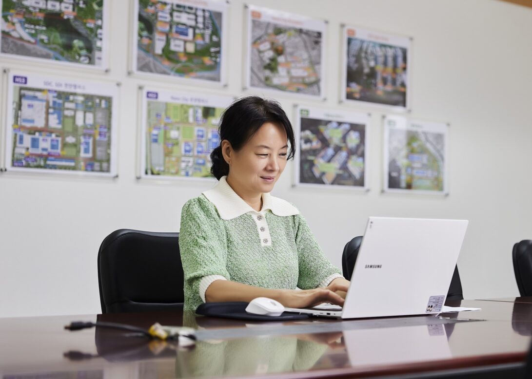 업무에 집중하고 있는 차은경 매니저