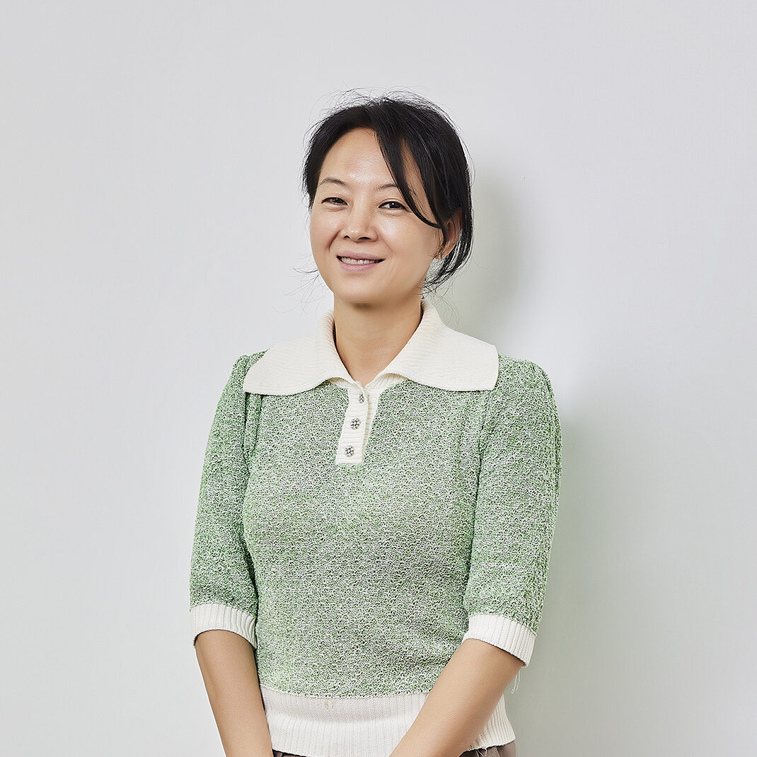 정면을 바라보며 웃음짓는 휴먼티에스에스차은경 매니저