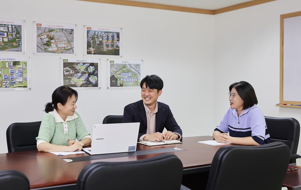 차은경 매니저가 최한수 주임과 공단 유은경 차장과 업무 상의를 하고 있는 모습