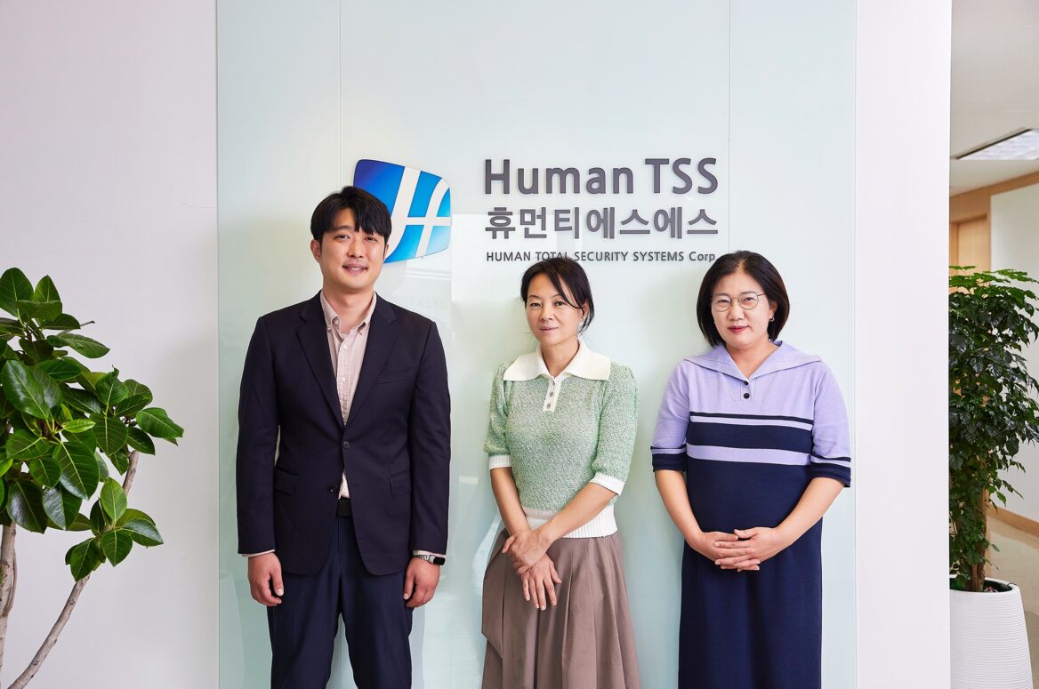 미소를 짓고 있는 (주)휴먼티에스에스 최한수 주임과 차은경 매니저, 공단  유은경 차장(왼쪽부터)