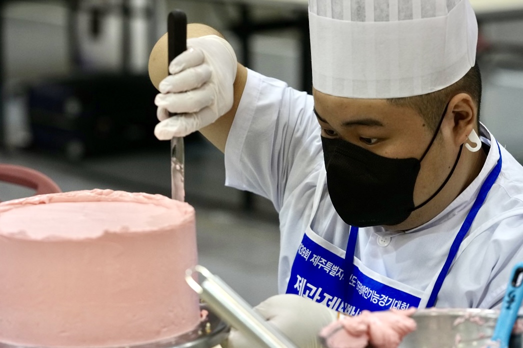 전국장애인기능경기대회에 출전한 선수의 모습(제과제빵)