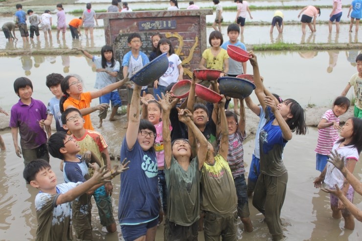 경남 창원시 ‘빗돌배기마을’ 팜스테이 프로그램에 어린이들. 농협 제공