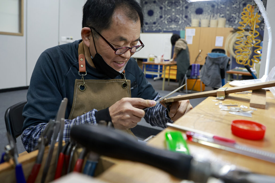 국제장애인기능올림픽 대회를 앞두고 훈련하는 국가대표 선수 사진