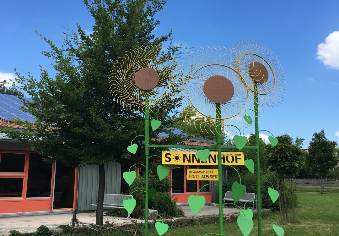 독일 뷔르템부르크 지역 슈바베슈 할에 있는 '소넨호프' 장애인 작업장 사진 청명한 하늘아래에 있는 모습