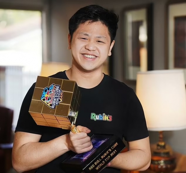 자폐인이자 한국계 맥스 박(21)은 3X3X3 큐브 빨리 맞추기 세계 신기록을 세웠다.