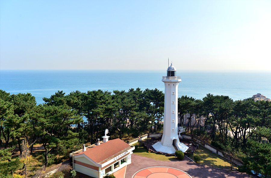 백년이 넘는 역사를 가진 을기등대 사진 탁트인 풍경을 자랑한다.