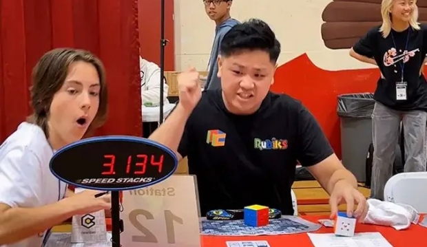 자폐인이자 한국계 맥스 박(21)은 3X3X3 큐브 빨리 맞추기 세계 신기록을 세웠다.