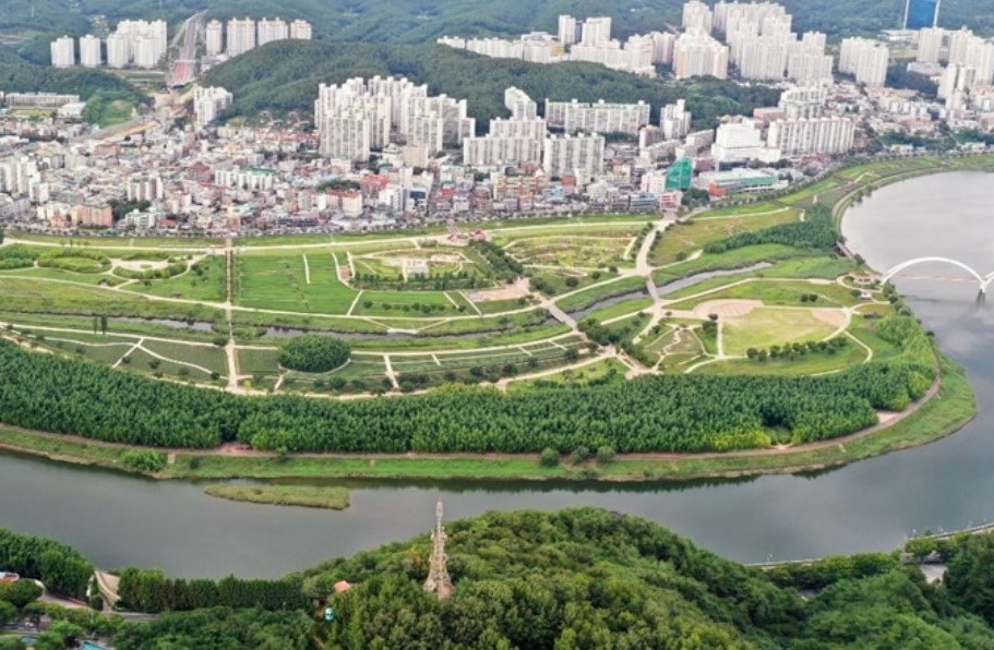 태화강 사진으로 울산광역시가 보이고 길을 따라 강이 흐른다.