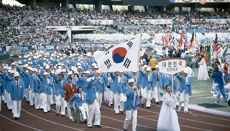 천구백팔십팔년 서울 패럴림픽 대회에서 우리나라 선수단이 입장하고 있는 모습 / 대한장애인체육회