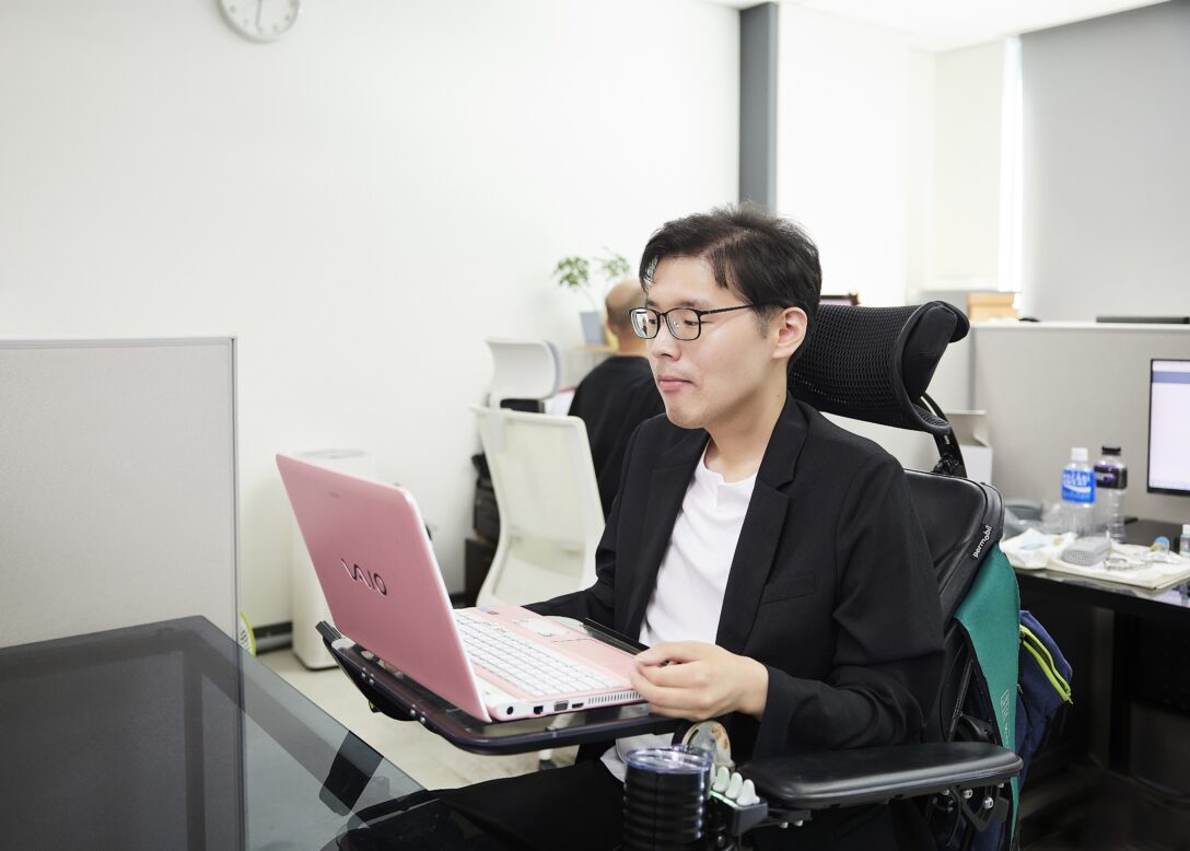 송진환 팀장이 일하고 있는 모습