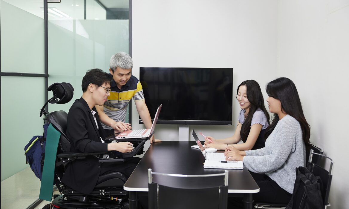 오토오모니터 직원들이 회의하고 있는 모습