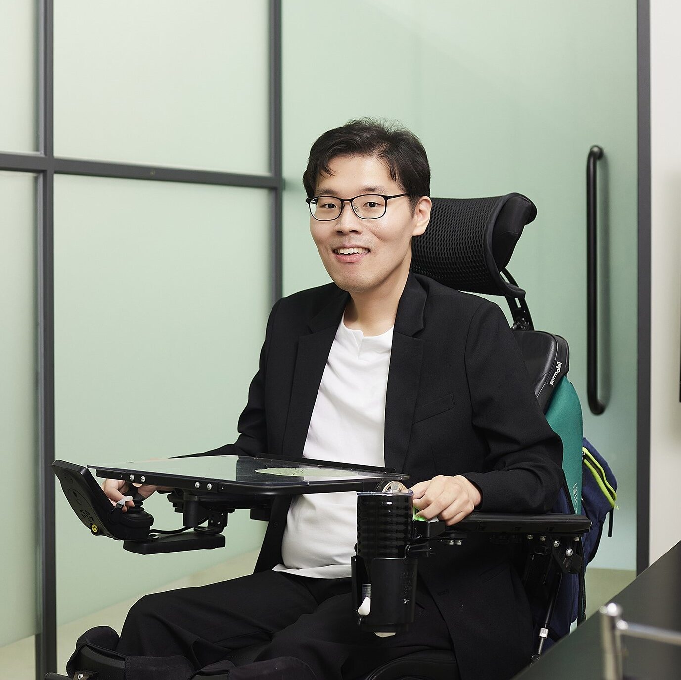 송진환 팀장이 정면을 바라보며 미소짓는 모습