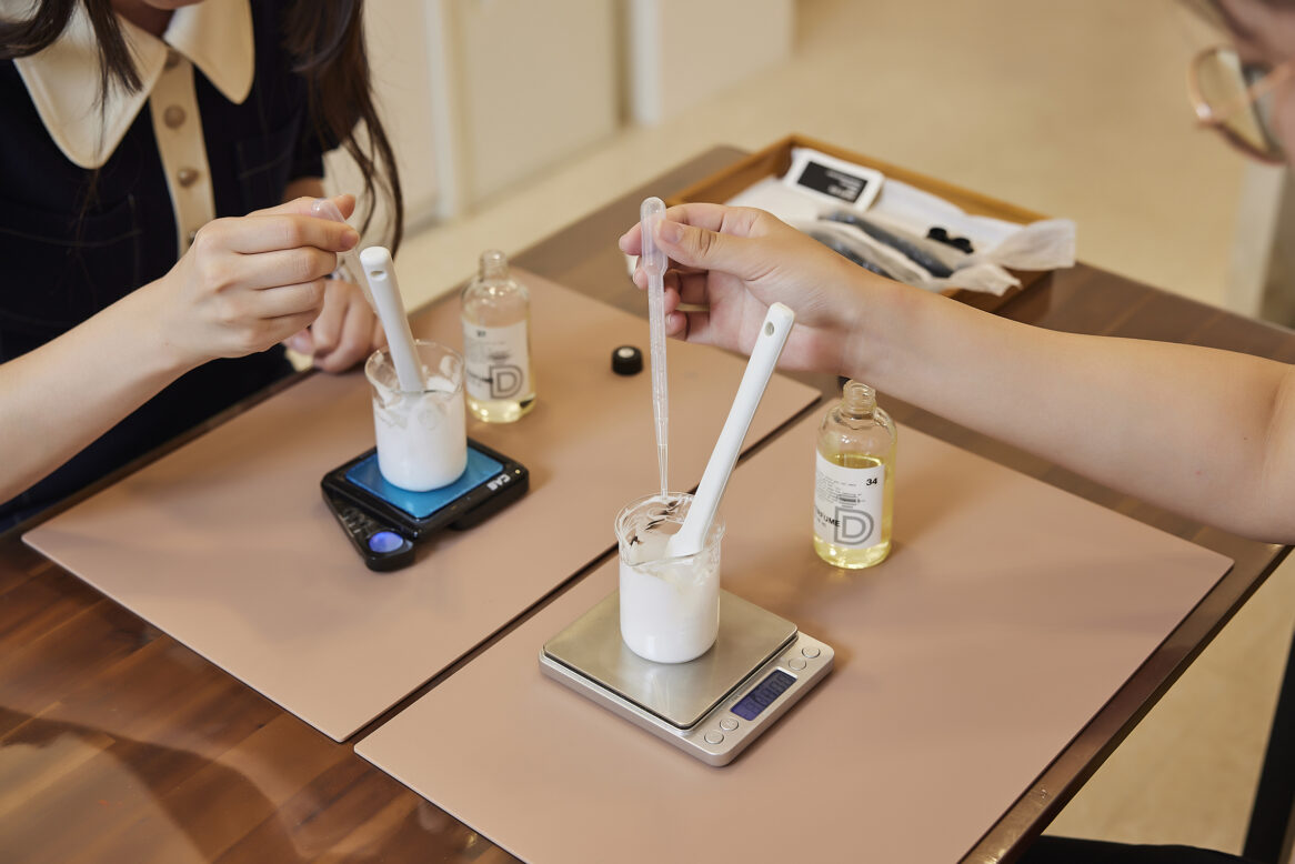 이경수 주임과 이소희 대리가 핸드크림을 만들고 있는 사진