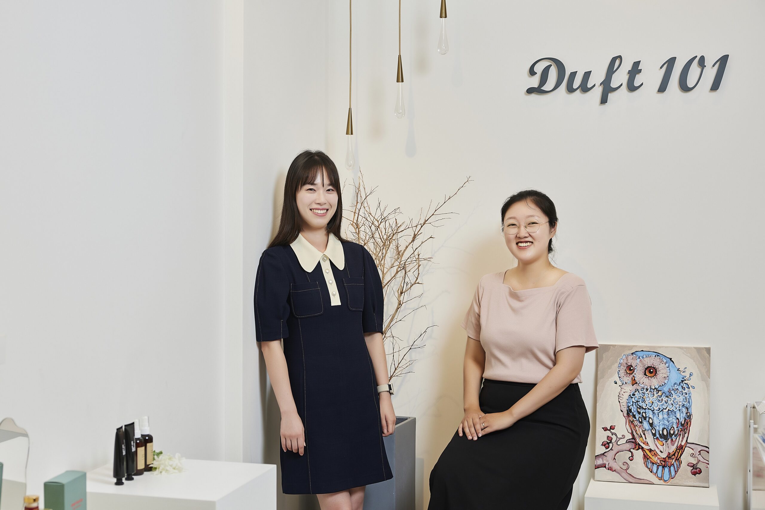 이소희 대리와 이경수 주임이 미소를 짓는 모습