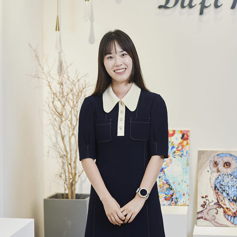 이소희 대리가 정면을 보며 미소짓는 모습