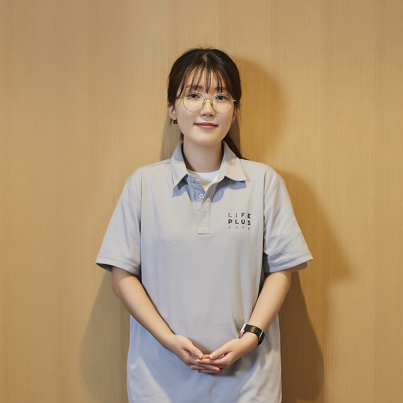 정면을 바라보며 미소짓는 조정인 바리스타