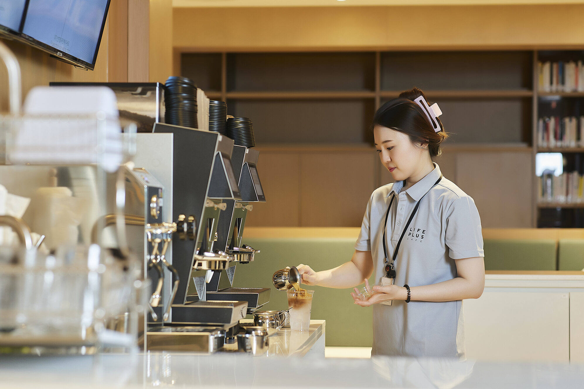커피를 내리고 있는 이수연 바리스타