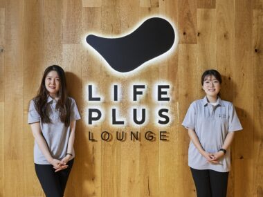 정면을 바라보며 미소짓는 조정인, 이수연 바리스타